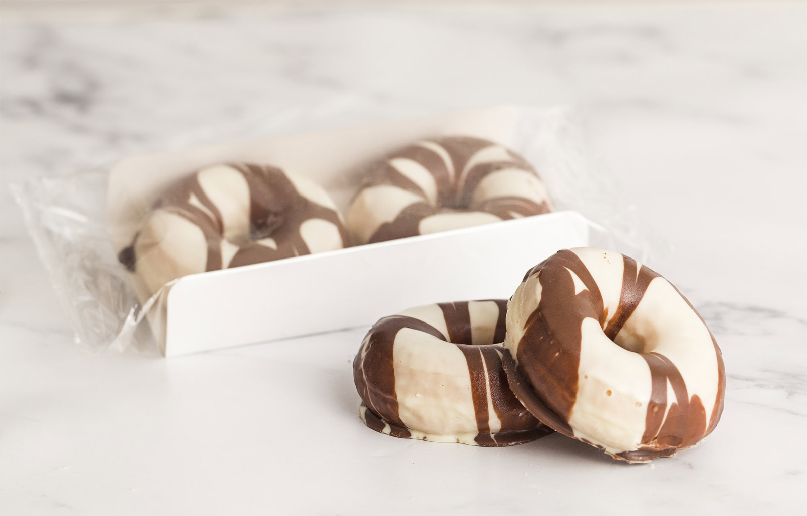 Beyaz izgi ikolatal Donut